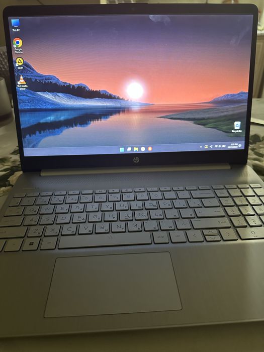 Noutbook sotiladi pachti yengi kop ishlatilinmagan ofisniy