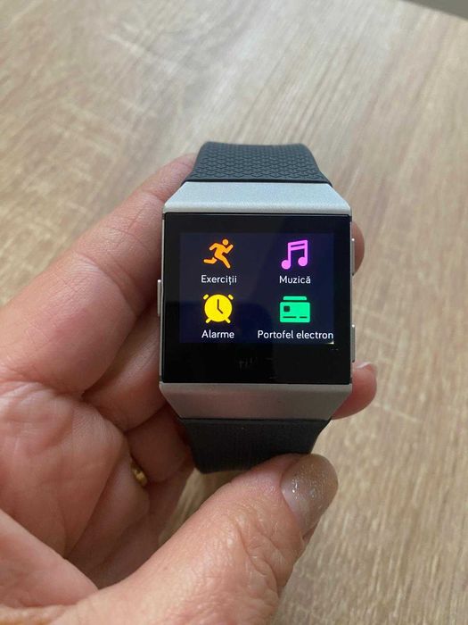 Ceas Fitbit Ionic – funcționează perfect, cu încărcător original