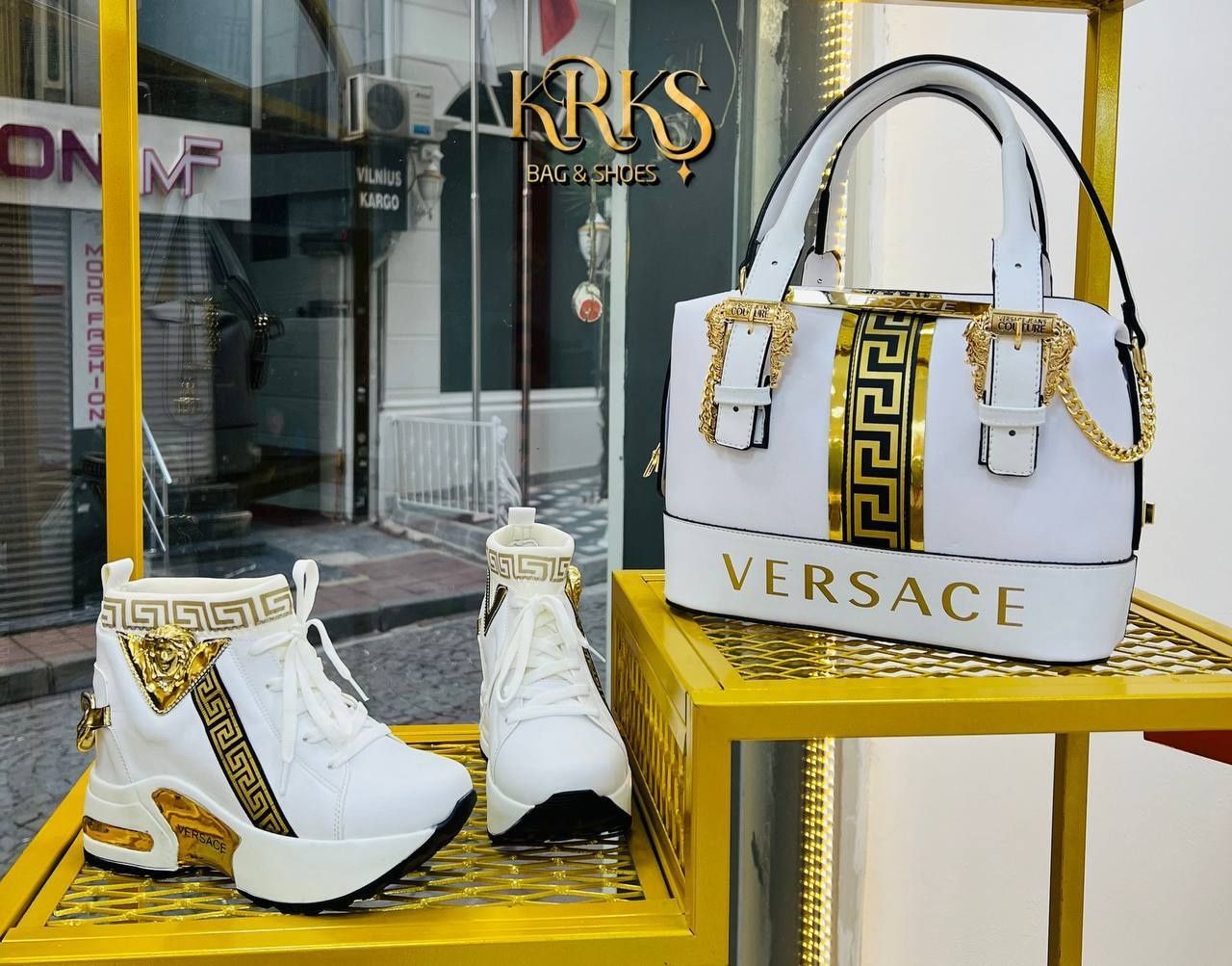 Set versace adidasi si geanta
36-40  380 lei
Geanta 330 lei
Set 640 le