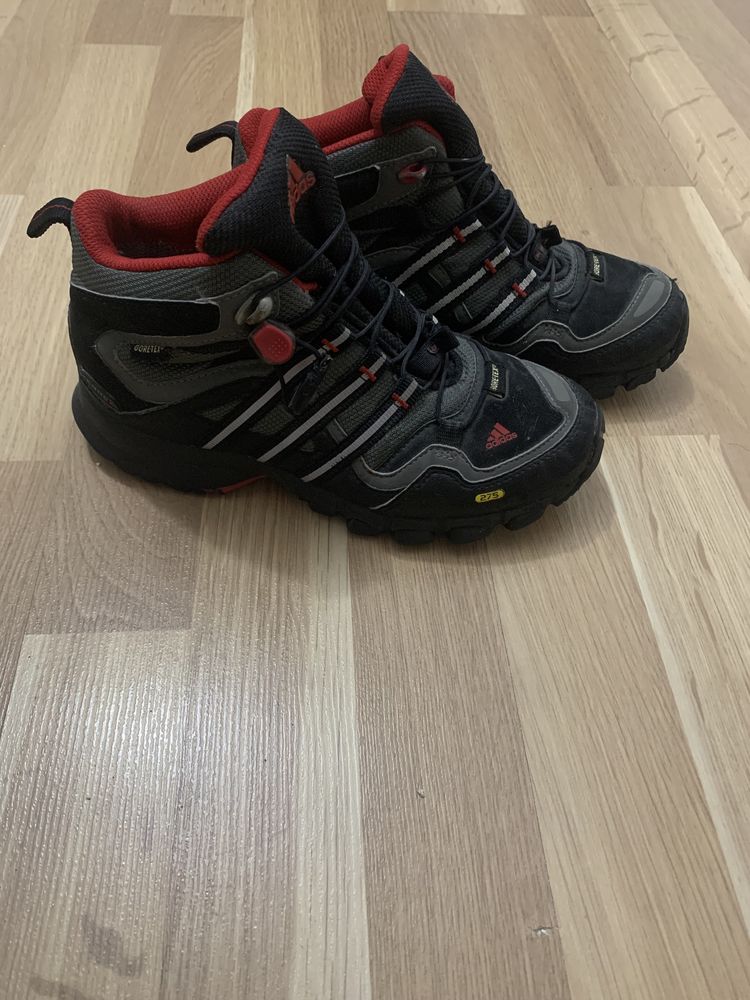 Ghete Adidas Goretex de iarnă