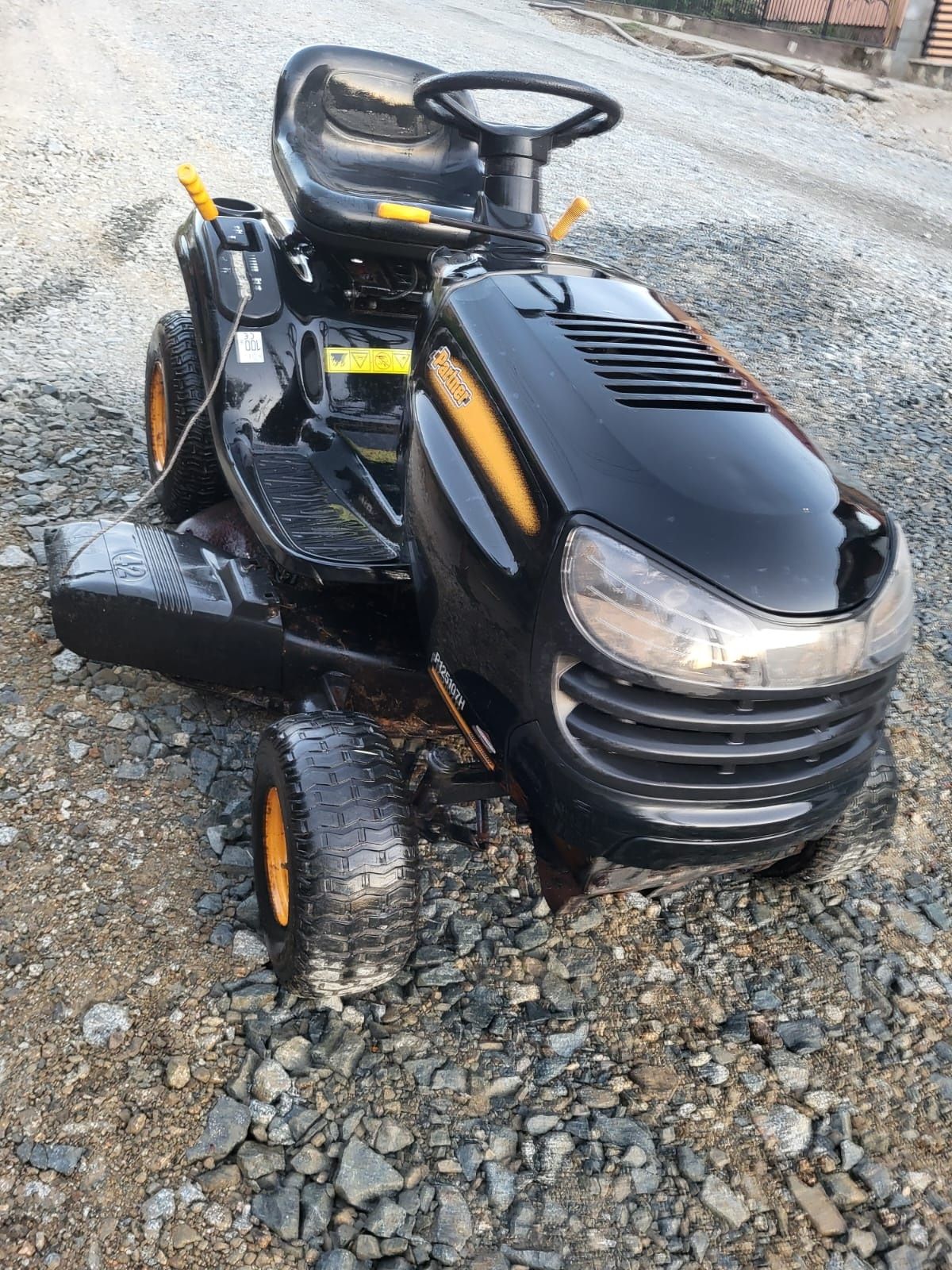 Tractoras tuns iarba
