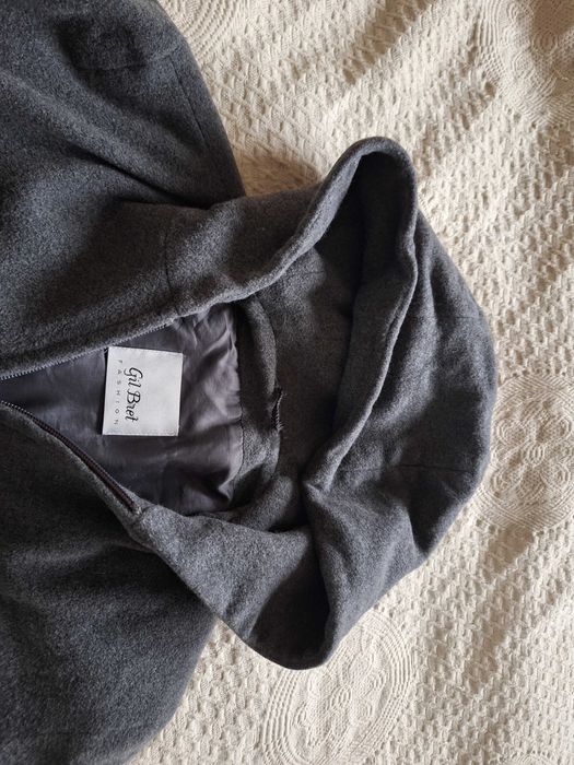 Подарявам тънко сиво палто