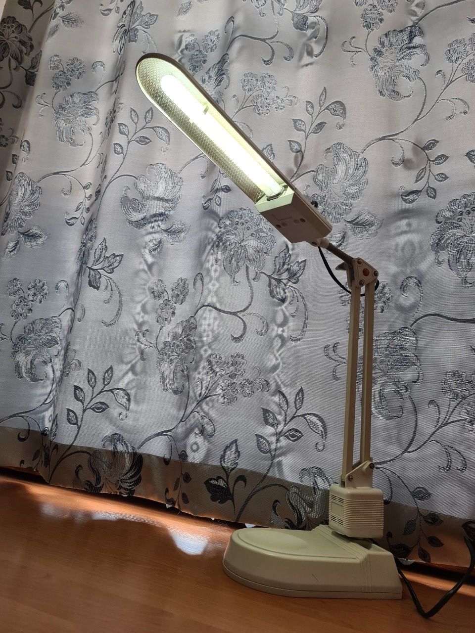 Удобный светильник настольная лампа дневного света Отличное состояние