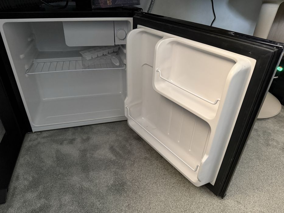 Frigider minibar Starcrest SMB-46BK, negru, ca nou, garantie pana 2028