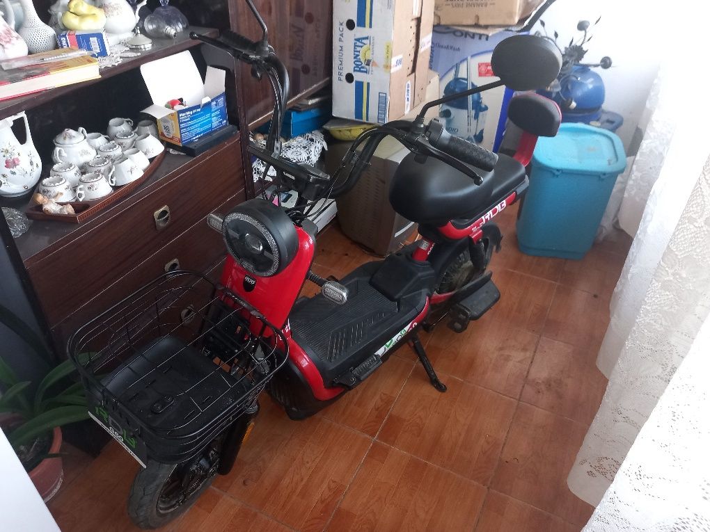 Moped cu Motor Electric , model G60 , 240W , baterie 48V 20Ah , Roșu