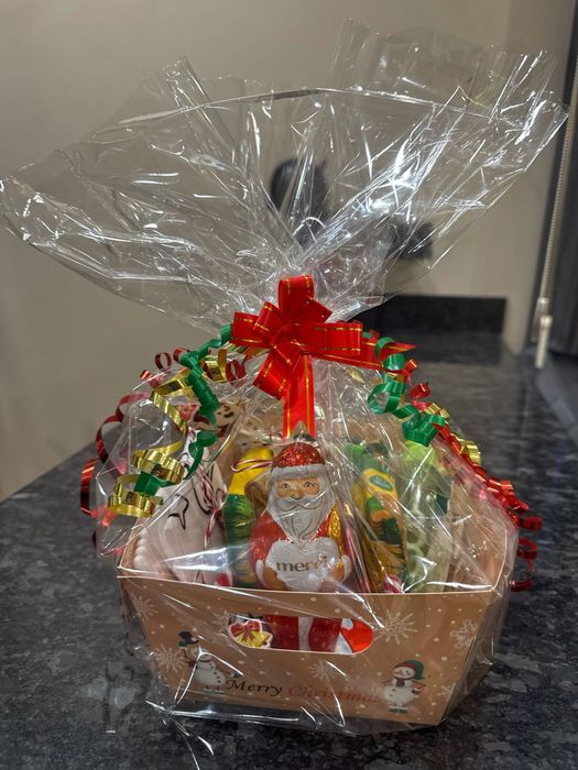 Коледни подаръчни комплекти – ръчно декорирани меденки и изненади