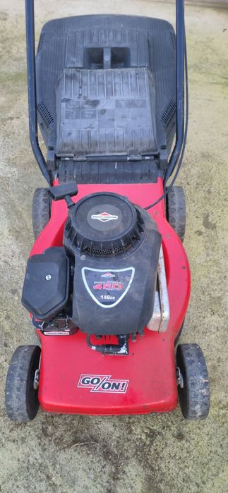 Masina de tuns iarba pe benzina