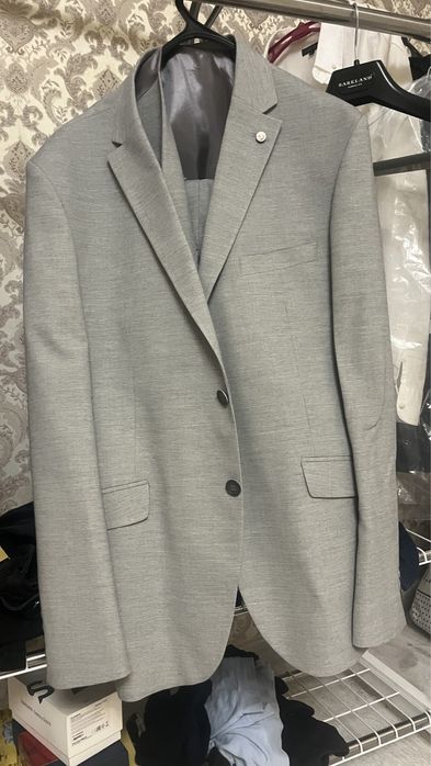 Продаю мужской костюм