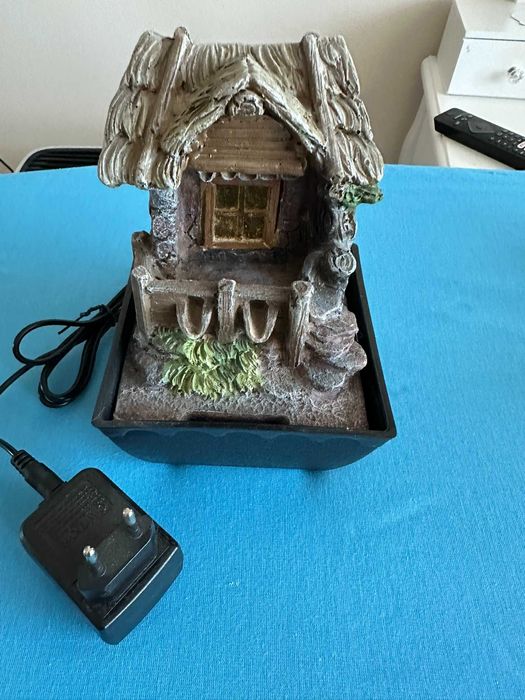 Fantana decorativa apa curgatoare si iluminare