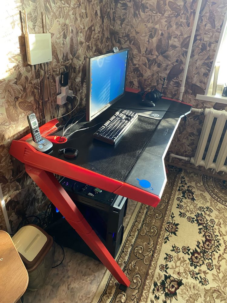 Продам стол DxRacer