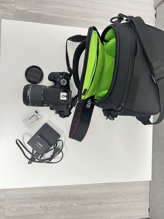 Aparat foto DSLR Canon EOS 700D + Obiectiv 18.55 mm cu stabilizator