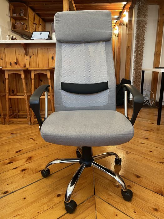 Сив въртящ се ергономичен стол за офис