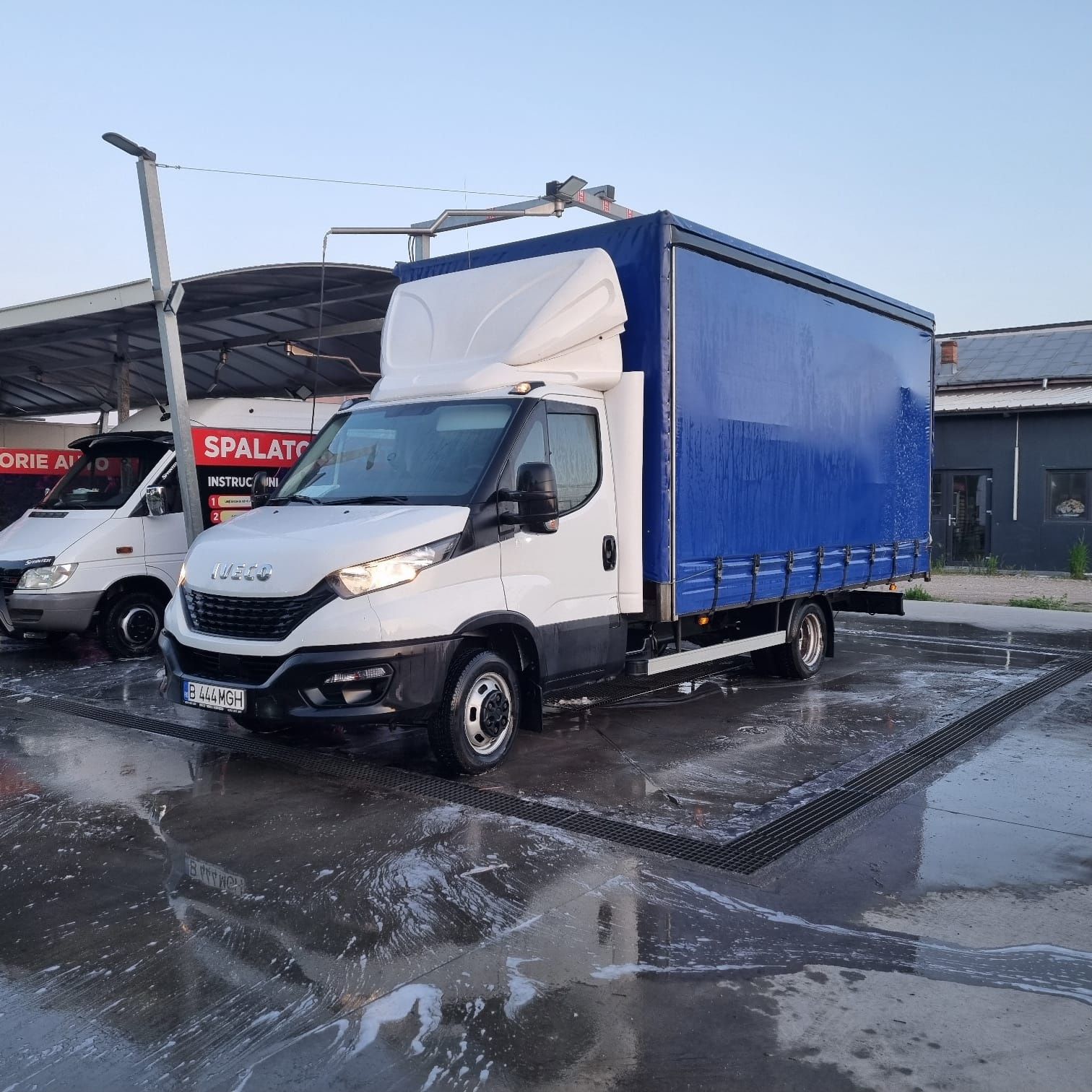 Închirieri dube, cu sau fără sofer