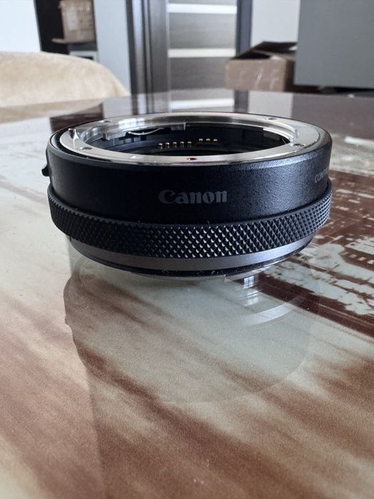 Aparat foto Mirrorless Canon EOS RP, doua obiective si accesorii