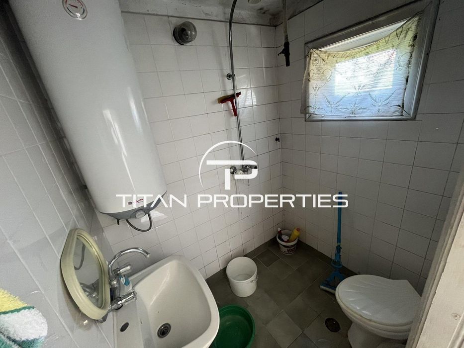 Двуетажна Къща с двор и гараж в гр. Айтос