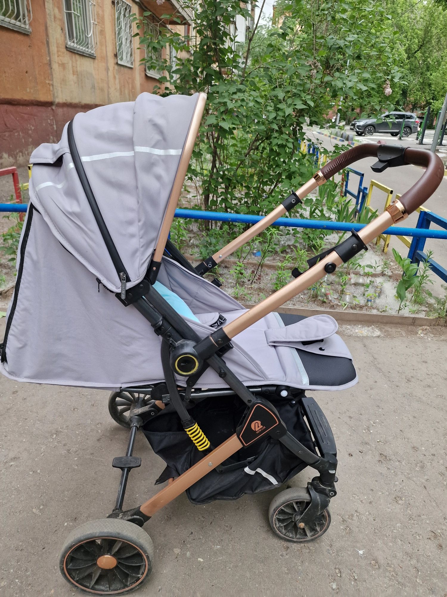 Продам прогулочную коляску
