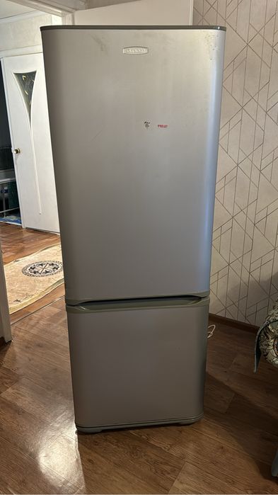 Продам холодильник за 15.000 не в рабочем состоянии на запчасти