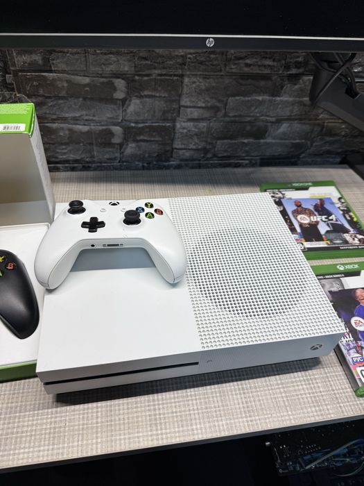 X Box one S / 1 тб с дойстиками и играми