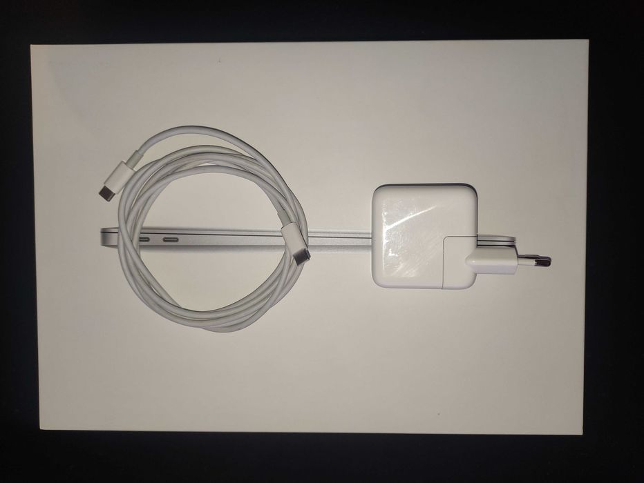 Apple MacBook AIR 13 M1 8GB RAM, 256GB SSD в перфектно състояние