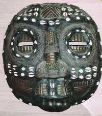 Старинни дървени маски с апликации от Конго