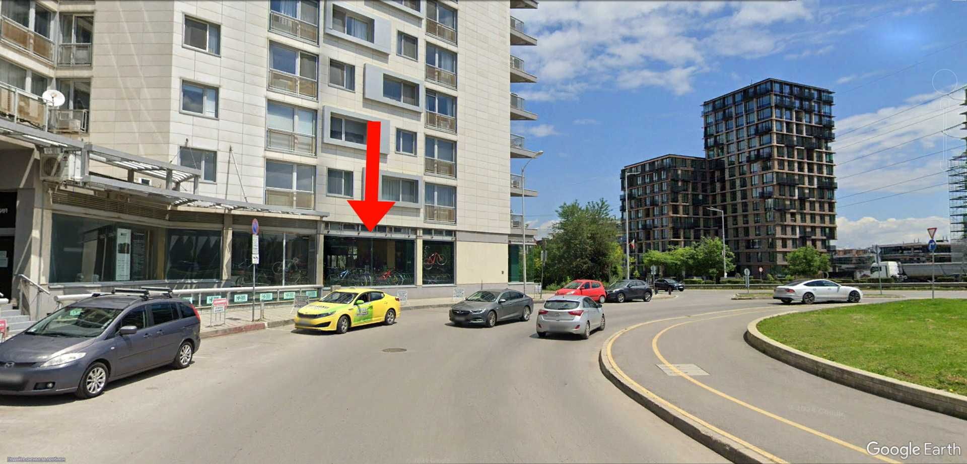 Продава ъглов магазин 240 кв.м. с лице на бул. България.