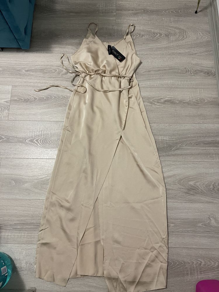 Rochie lunga de satin bej noua cu eticheta