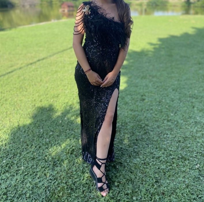 Бутикова рокля с паети и пера