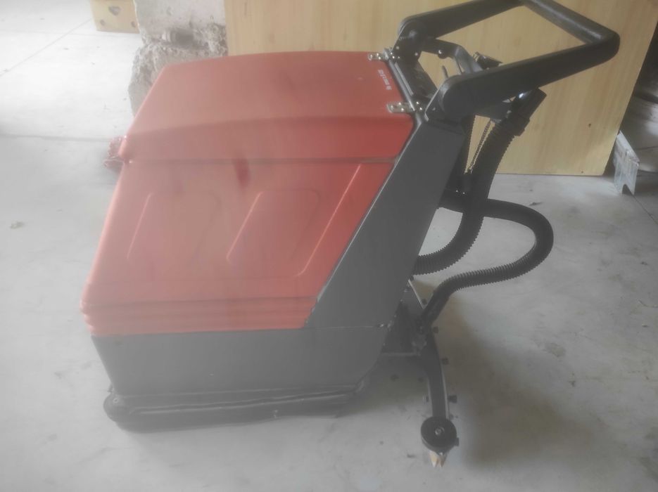 Почистваща машина за под..