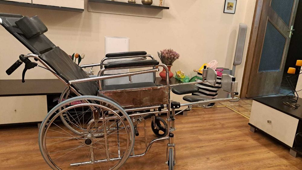 Scaun cu rotile reglabil pentru persoanele cu dizabilitati