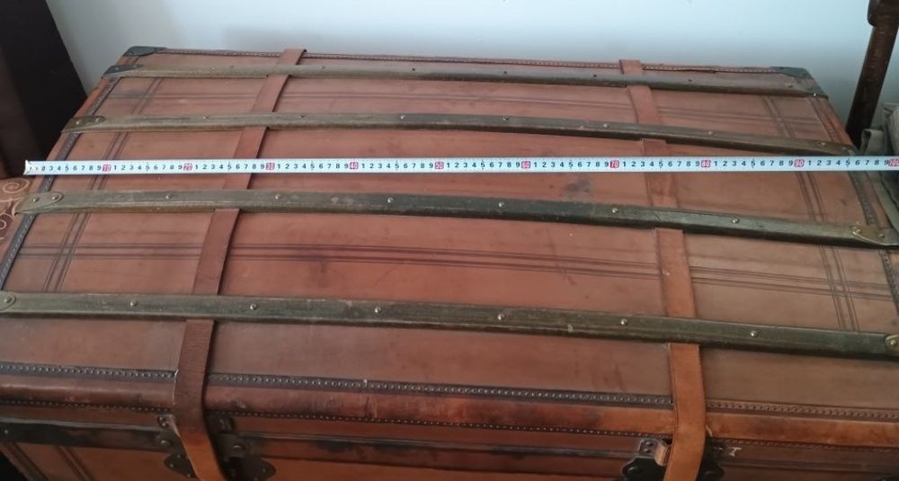 Сандък старинен кожен