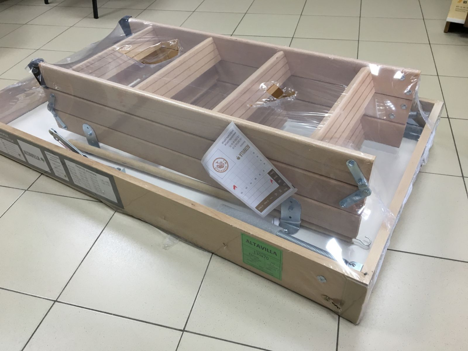 Scara retractabila metalică cu trepte din lemn