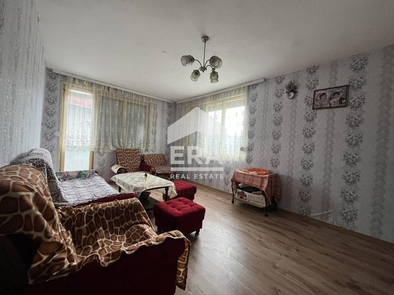 ЕРА ИмотиТе представя за продажба Четиристаен тухлен апартамент, в рай