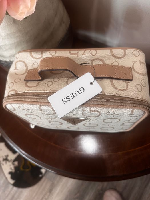 Guess чанта за тоалетни пренадлежности