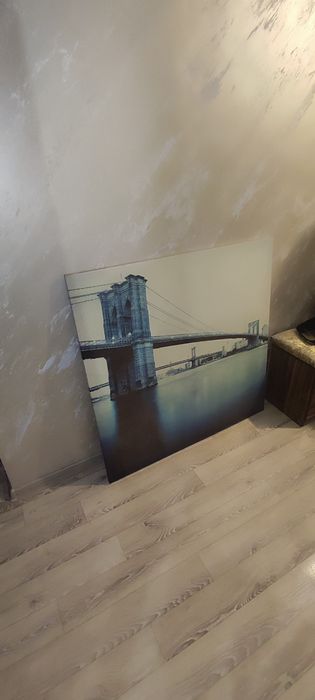 Картина с мостом и картина ночной город