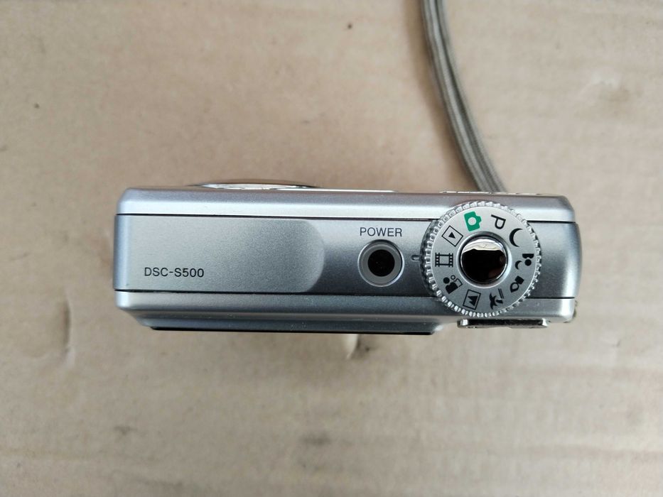 Малък фотоапарат Sony Cyber-shot DSC-S500