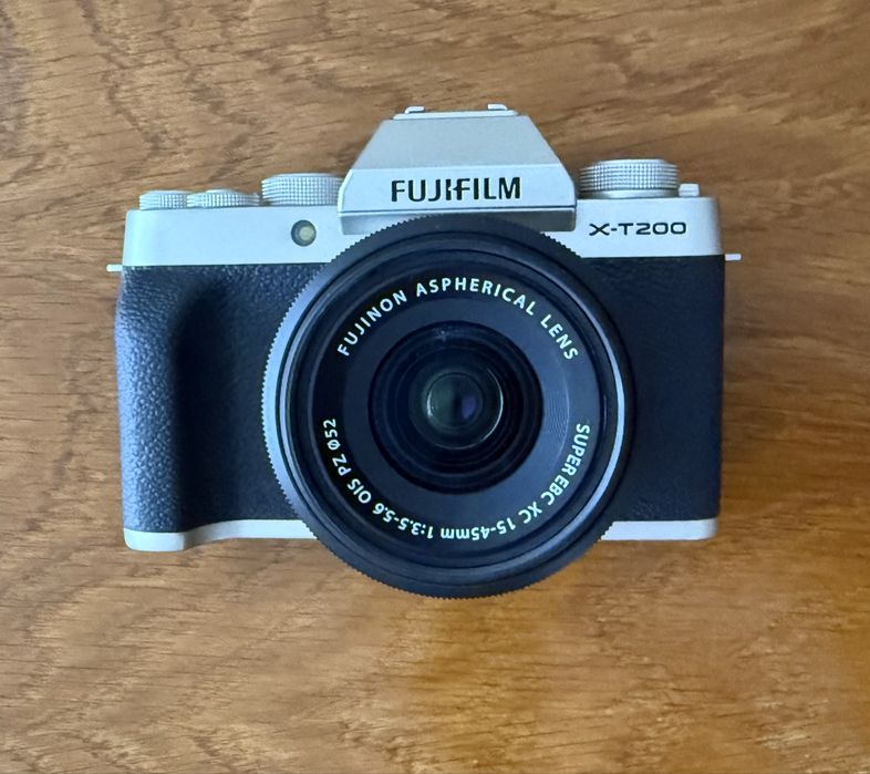 Fujifilm X-T200 cu obiectiv XC 15-45mm , nou