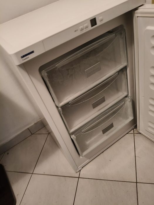 Vândcombină frigorifică cu reglaj temperaturăcu trei sertare