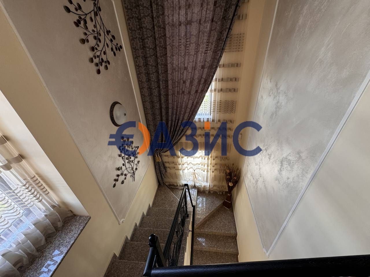 Къща с 3 спални, 250 кв.м. + 450 кв.м. двор, Свети Влас, България, 380