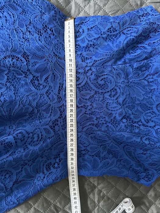 Елегантна дантелена рокля в кобалтово синьо