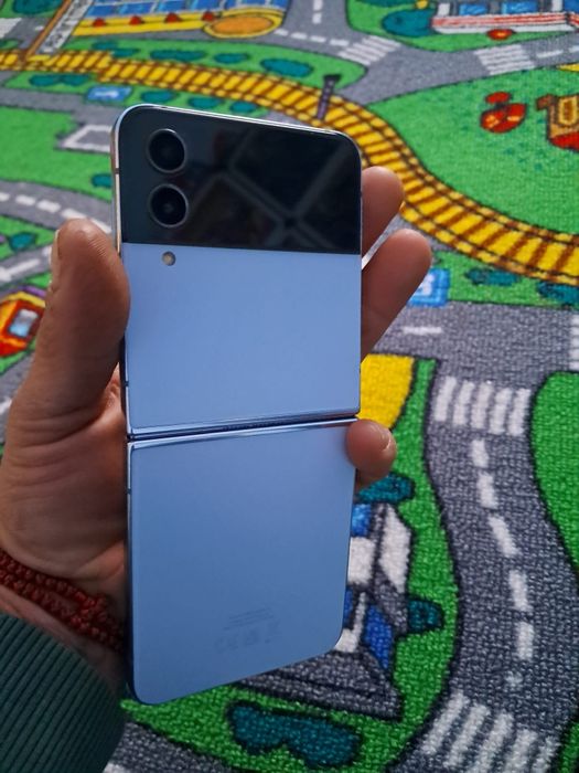 Vând Samsung Z Filp4