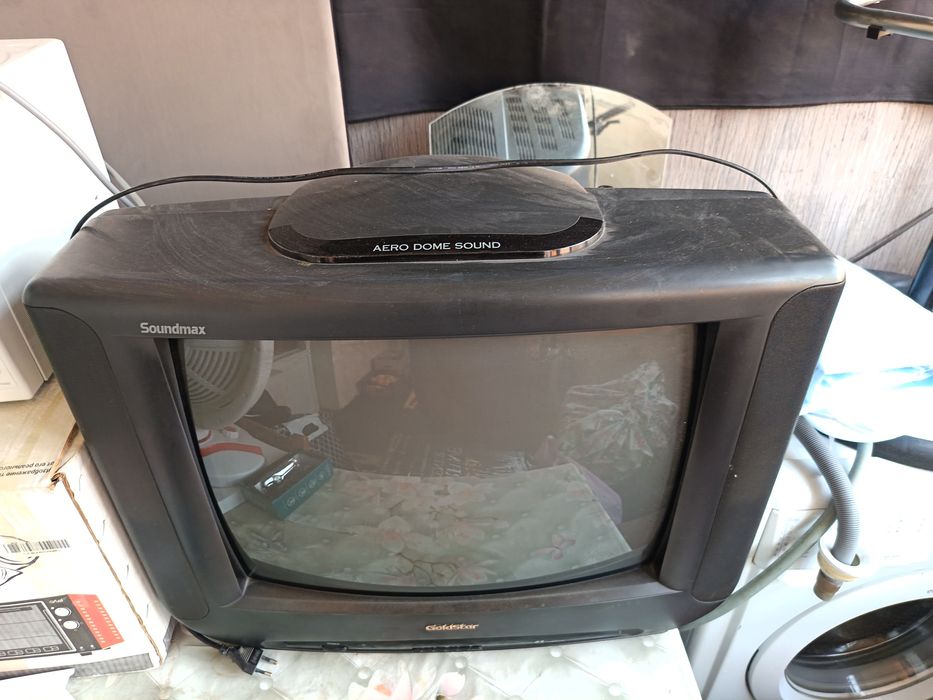 Eski televizor sotiladi