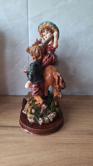 Фигурка - статуетка  на две деца с кон