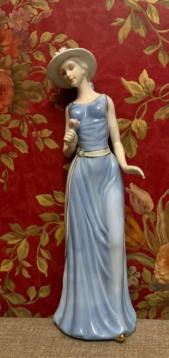 Статуэтка фарфор винтаж барышня