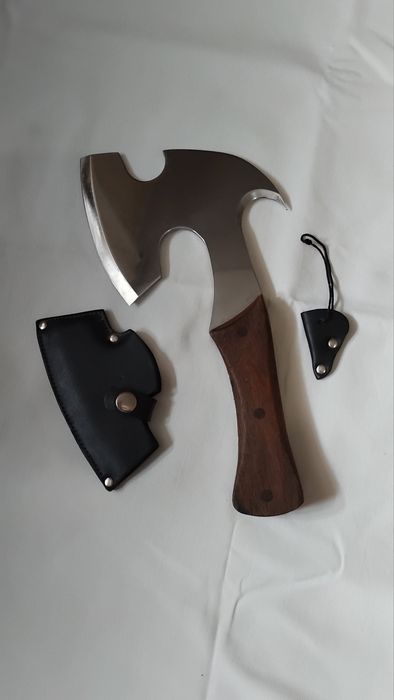 Топорик в чехле.