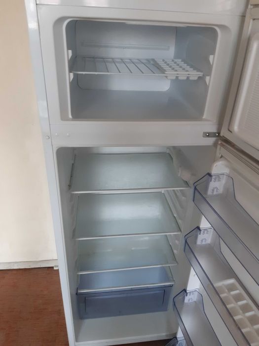 Продавам хладилник Crown