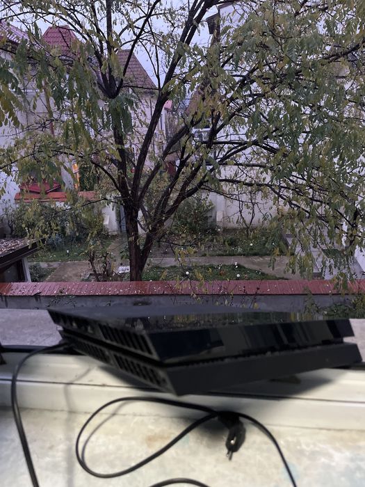 PS4 împreună cu un controler