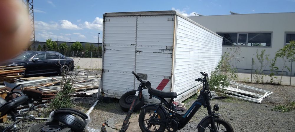 Фургони за склад и за живеене