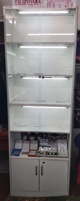 Срочно продам торговое оборудование, застеклённые стеллажи с полками