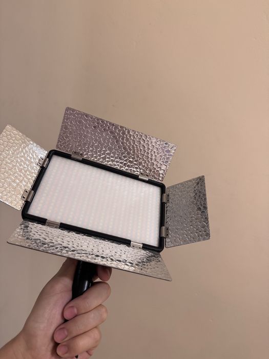 Продам хороший видеосвет