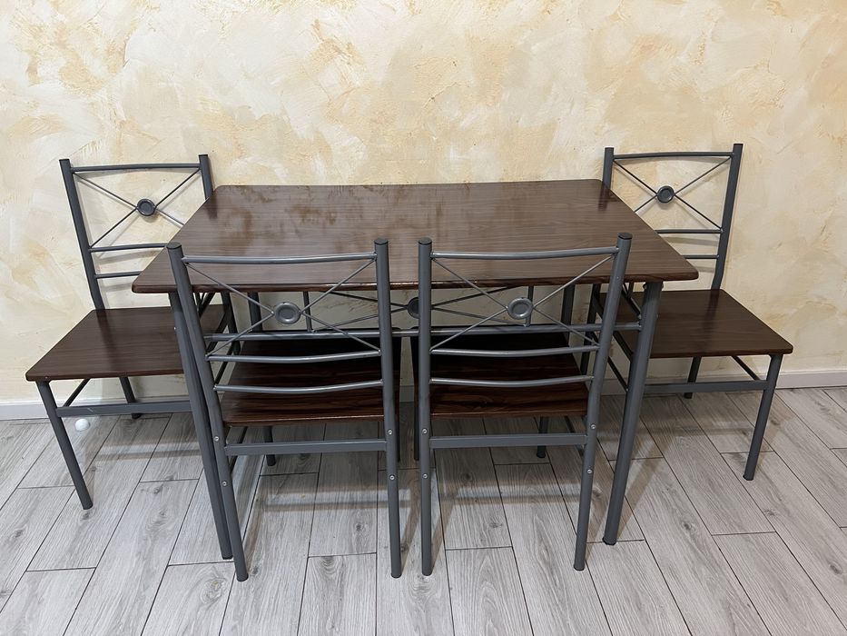 Vând masă cu 4 scaune